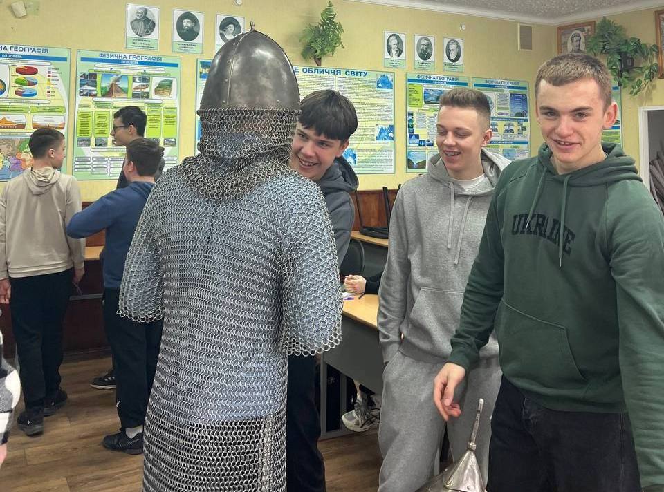 Учні приміряють обладунки та озброєння